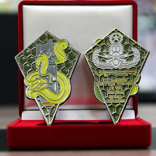Presiden AS besi besar Challenge Coin